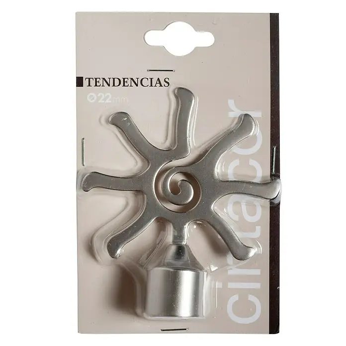 Tapa final Tendencias Sol - Plateado, 1 ud. - Primer plano de un recogedor de cortina plateado con un patrón en espiral en un embalaje del producto.