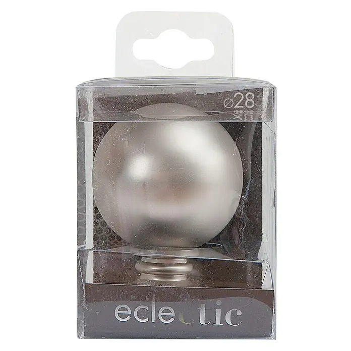 Tapa final Eclectic esfera - Plateado, 1 ud. - Primer plano de un solo extremo de barra de cortina Eclectic de color plateado dentro de un embalaje transparente con colgador.