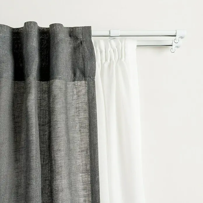 Soporte de pared Riel basic - L x An x Al: 9,5 x 2 x 2,7 cm, Metal - Cortinas grises y blancas colgando de una barra de cortina doble blanca. Las cortinas están hechas de un tejido ligero.
