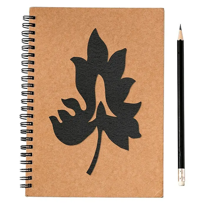 Vinilo de pared Barroco 2 - Negro, Textil - Un cuaderno de tapa dura con un diseño de hoja negra en espiral, con un lápiz al lado.