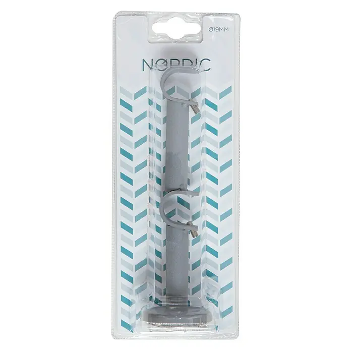 Soporte de pared doble Nordic - L x An x Al: 17,8 x 5 x 5 cm, Diámetro: 19 mm, Metal, Gris - Primer plano de una barra de cortina NORDIC, empaquetada en un envoltorio de plástico con un patrón de chevron azul y blanco.