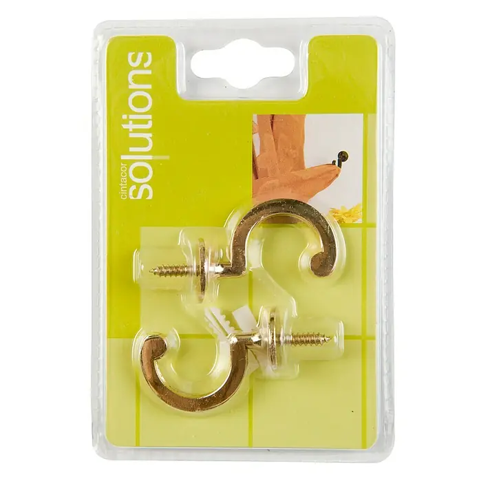 Alzapaños Solutions - 4,4 x 0,5 x 2,5 cm, Metal, Oro - Primer plano de dos ganchos de cortina dorados con tornillos, empaquetados en un blíster de plástico transparente con fondo amarillo.
