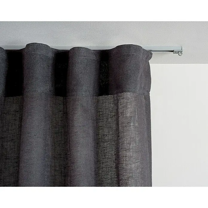 Guía de carril para cortina ligera - 300 x 0,8 x 0,8 cm, Aluminio, Blanco - Primer plano de una cortina opaca gris con colgador de pliegue lápiz en un riel para cortina, que muestra la tela elegante y la solución colgante.