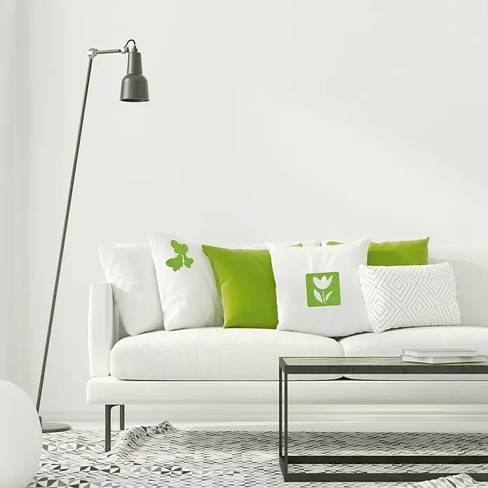 Vinilo de pared tulipán - Verde, Textil - Idea de diseño de interiores con un sofá blanco decorado con cojines verdes y blancos que se complementan con estilo.