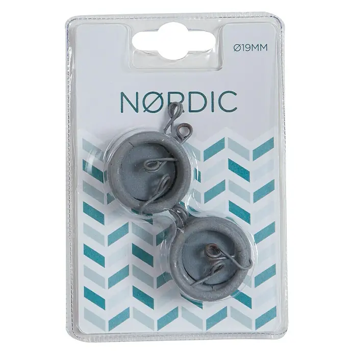 Anilla para cortinas Nordic - 8 ud., Diámetro: 19 mm, Gris - Primer plano de anillas para cortinas NØRDIC Ø19mm en un paquete transparente con un patrón de chevron azul y blanco.