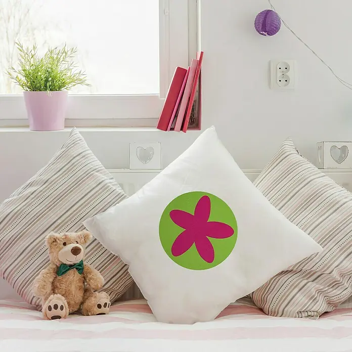 Vinilo de pared Estrella - Verde/Rosa, Textil - Un cojín decorativo cuadrado con un diseño de flor rosa sobre un círculo verde, que añade un toque divertido a cualquier habitación.