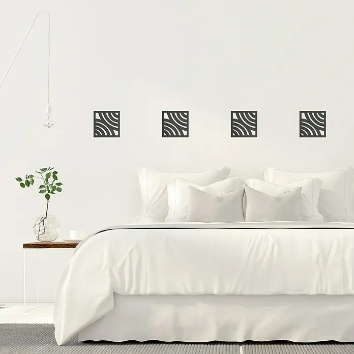 Vinilo de pared Cuadro - Negro, Textil - Una decoración de pared elegante con cuatro paneles de pared cuadrados negros, dispuestos sobre un elegante juego de cama blanco.