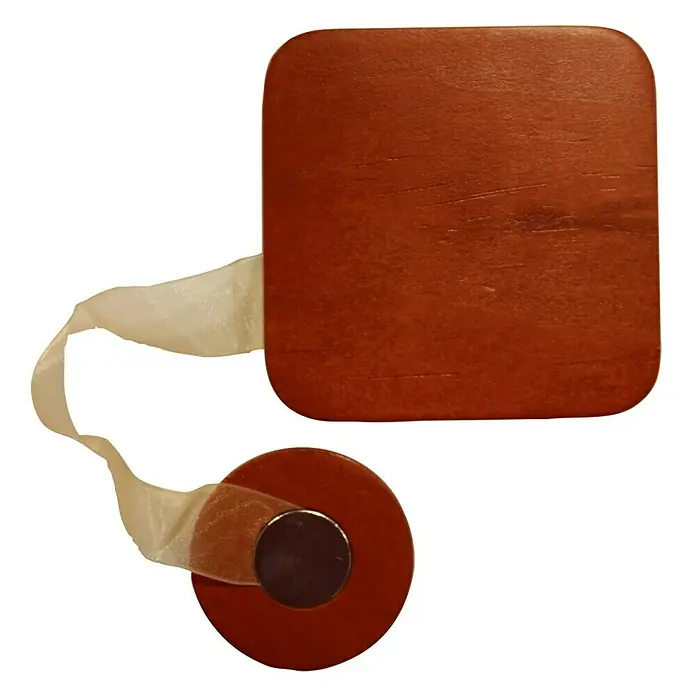 Abrazadera con imán Details - 8 x 1,4 x 8 cm, Madera, Mukali - Primer plano de un conjunto de insignias cuadradas de madera con cinta e insignia redonda, perfecto para accesorios elegantes.