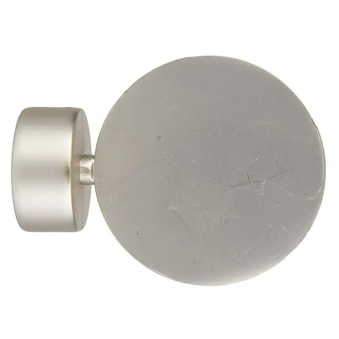 Tapa final Círculo Ideas 28 - Plateado, 1 ud., Específico para: Para barras con un diámetro de 28 mm - Primer plano de un remate de barra de cortina redondo y plateado, que ofrece un toque elegante y moderno a cualquier decoración de ventana.