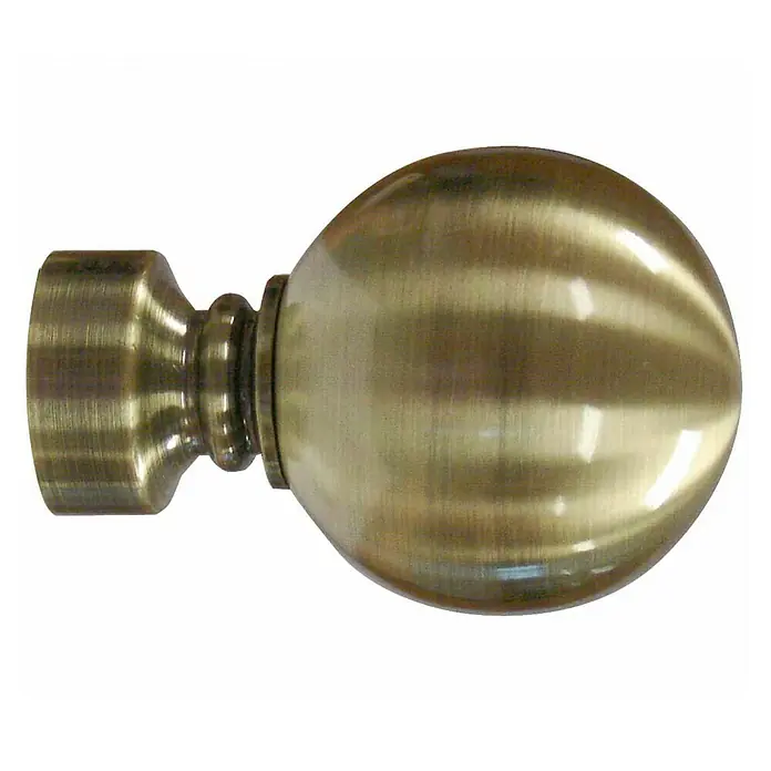 Tapa final Eclectic esfera - Bronce, 1 ud. - Primer plano del extremo de una barra de cortina dorada, que muestra un detalle decorativo para los tratamientos de ventanas.