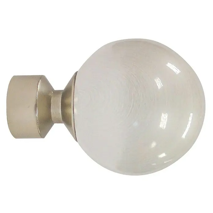 Tapa final Esfera - Blanco-Plata, 1 ud. - Primer plano de un extremo de barra de cortina metálico decorativo con forma de bola en un color claro.