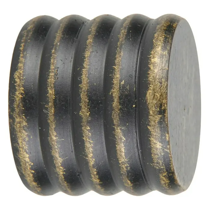 Tapa final tapón Antique negro oro - 2 ud. - Primer plano de un tirador de mueble de madera con un acabado oscuro y detalles dorados, que irradia una estética rústica.
