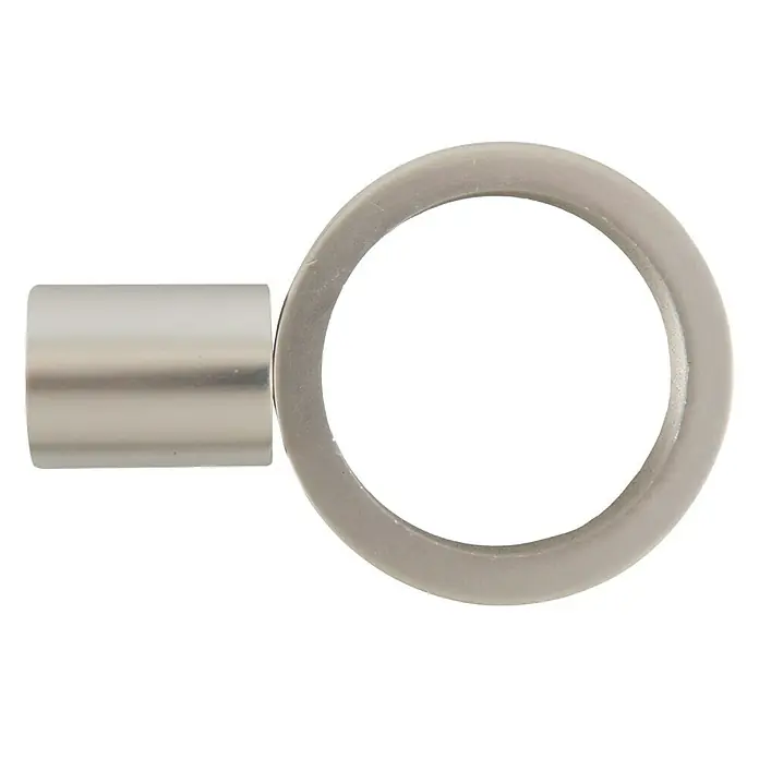 Tapa final Círculo Ferro wood - Plateado, 1 ud., Específico para: Para barras con un diámetro de 22 mm - Primer plano de un anillo de cortina con un soporte cilíndrico en un acabado plateado.