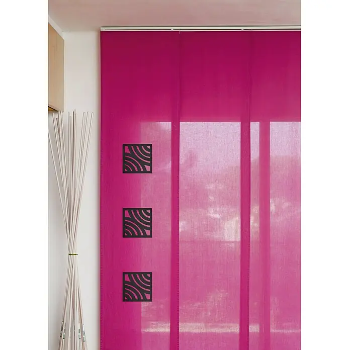 Vinilo de pared Cuadro - Negro, Textil - Vista de una cortina de panel decorativa rosa con un patrón que crea un ambiente moderno y elegante.