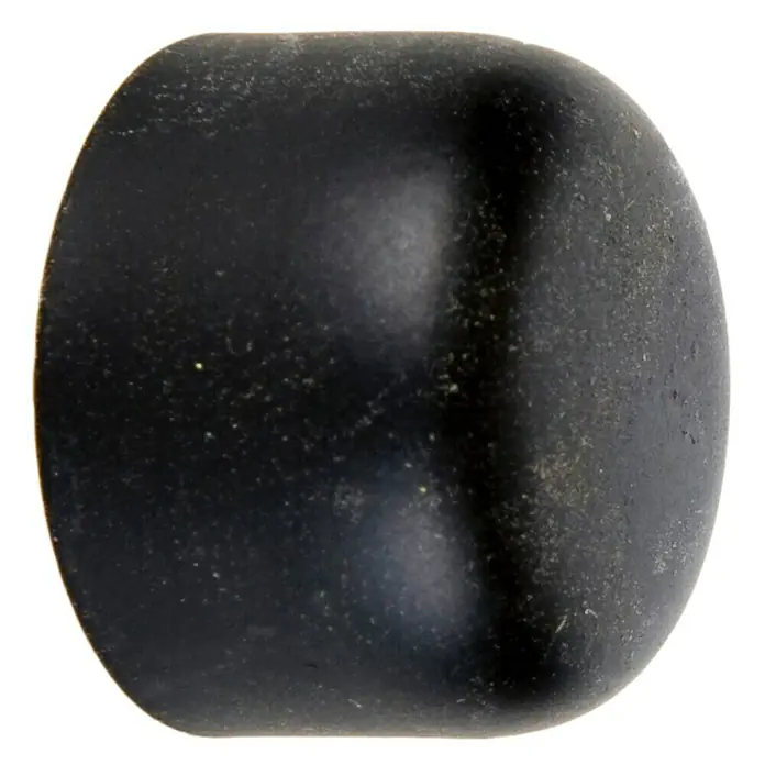 Tapa final Ferro-deco - Negro, 2 ud. - Primer plano de una sola piedra rodada negra mate con una superficie lisa y bordes redondeados, ideal para el diseño de joyas.