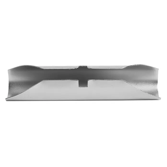 Elemento de unión de barra Loft - 12 x 2,6 x 2,7 cm, Gris - Primer plano de un manguito de aluminio de color plateado con una ranura en el medio, utilizado para fines de conexión.