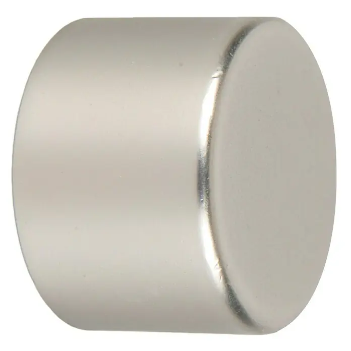 Tapones terminales Ferro Wood - Plateado, 2 ud. - Primer plano de una tapa cilíndrica de metal cepillado, adecuada para muebles o proyectos de bricolaje.