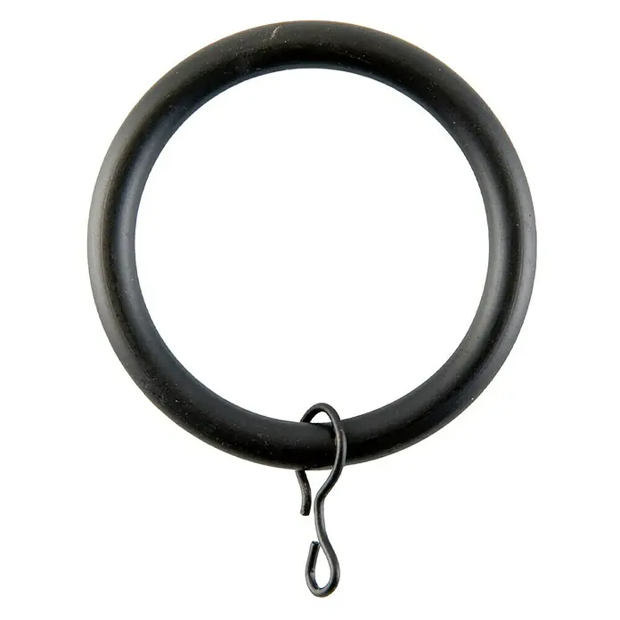 Anilla para cortinas Ideas 28 - Negro, 8 ud. - Primer plano de una anilla de cortina negra con un clip para sujetar la cortina a la barra.