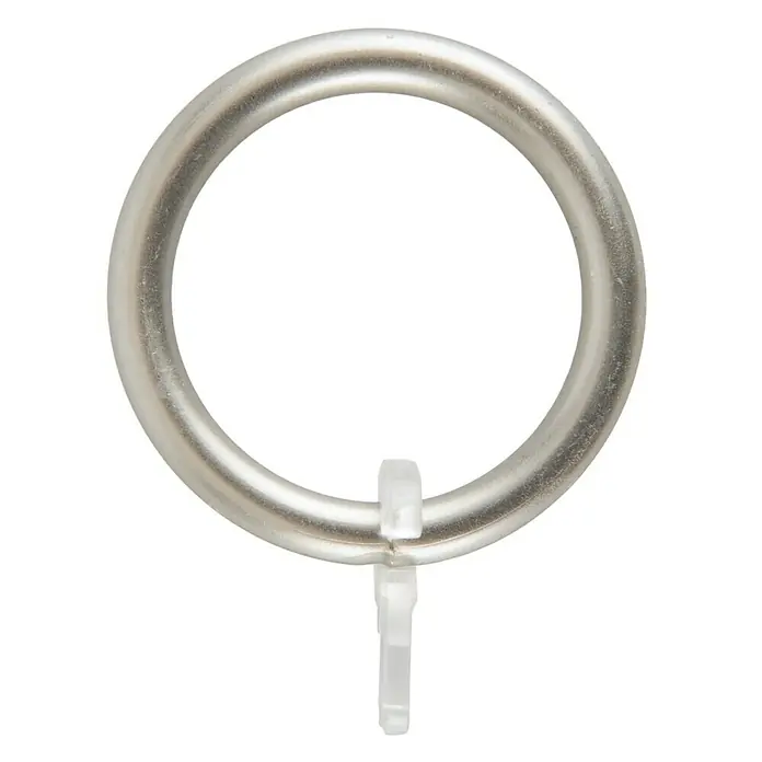 Anilla para cortinas Eclectic - 8 ud., Plateado, Redonda - Primer plano de un solo anillo de cortina de níquel cepillado, que cuenta con un clip transparente para sujetar la cortina.