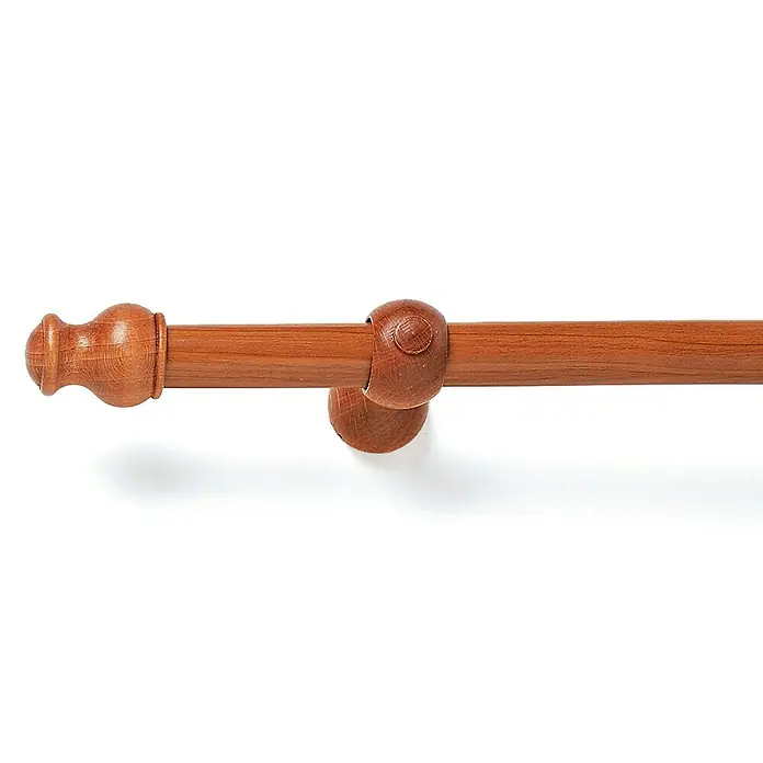 Barra para cortinas Kit madera miel - Ø x L: 28 mm x 200 cm, Madera - Vista detallada de una barra de cortina de madera marrón decorativa con pieza final y soporte sobre un fondo blanco.
