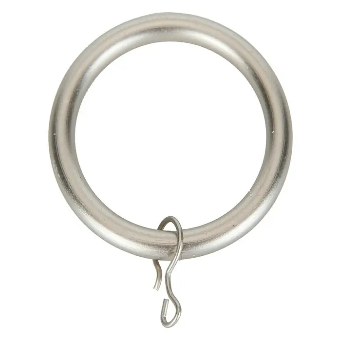 Anilla para cortinas Ideas 28 - Plateado, 8 ud. - Primer plano de un solo anillo de cortina de color plateado con un pequeño gancho que cuelga de la parte inferior del anillo.