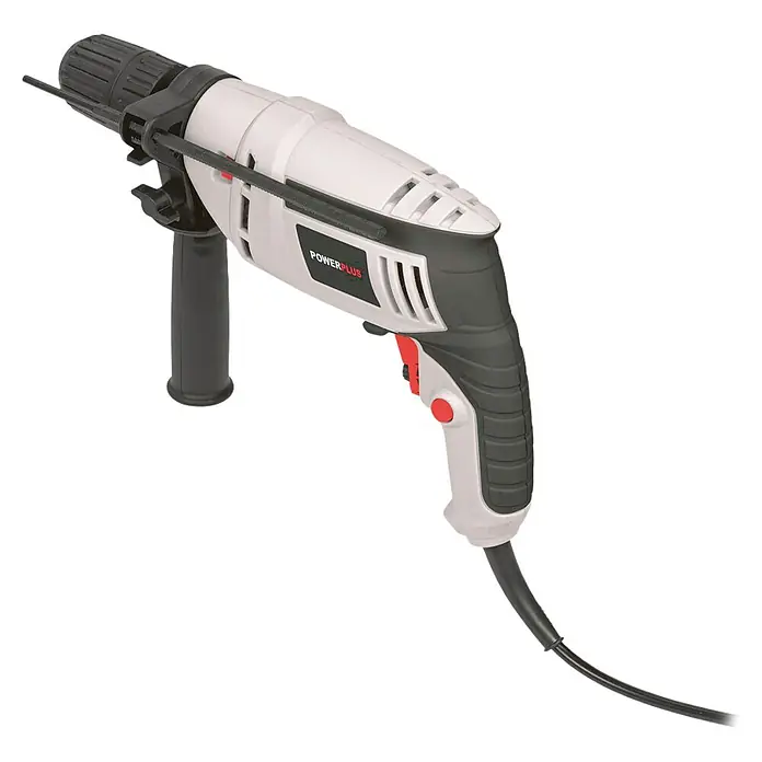 PowerPlus Taladro percutor POWC10200 - 600 W - Primer plano de un taladro Powerplus con cable, que muestra su diseño robusto y funcionalidad para diversas tareas de perforación.