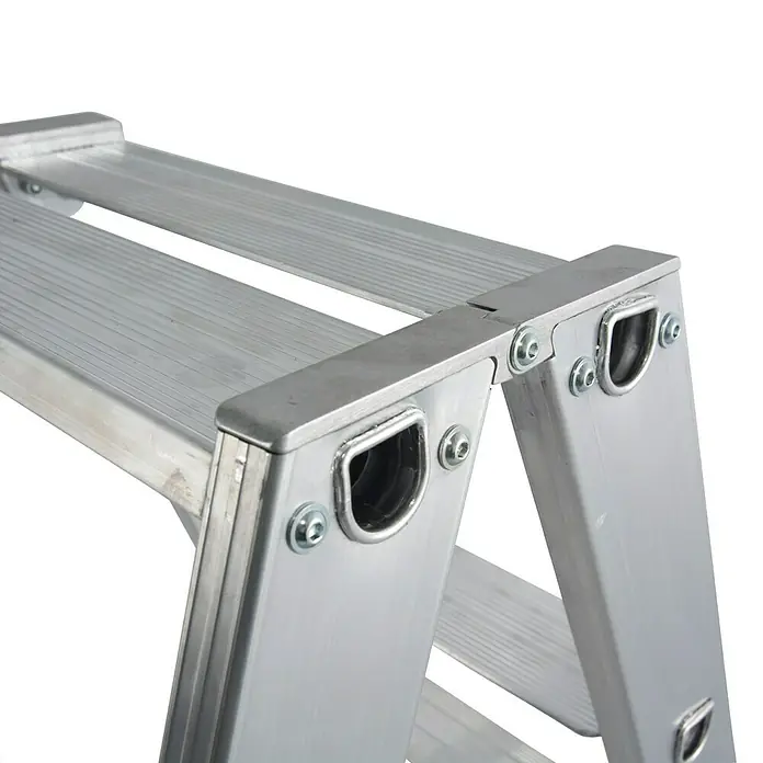 Krause Stabilo Doppelleiter - Anzahl Tritte: 10 Stk., Arbeitshöhe: 2,7 m, Aluminium - Nahaufnahme einer silberfarbenen Aluminiumleiter, die ihre robuste Bauweise und die sicheren Stufen hervorhebt. Ideal für Heimwerker- und Wartungsarbeiten.