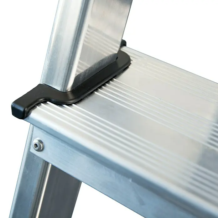 Krause Monto Doppel-Stehleiter Dopplo - Arbeitshöhe: 3,3 m, Anzahl Tritte: 16 Stk., Belastbarkeit: 150 kg, Aluminium - Detailaufnahme einer Aluminiumleiterstufe mit rutschfestem Profil und schwarzem Kunststoffverbinder für Stabilität und Sicherheit.