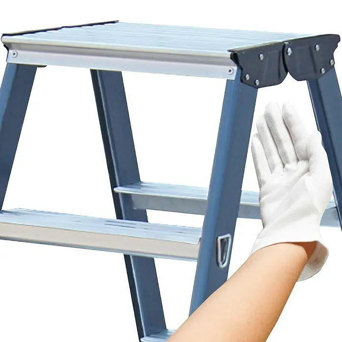 Krause Monto Doppelleiter SePro D - Anzahl Tritte: 14 Stk., Arbeitshöhe: 3,05 m, Aluminium - Nahaufnahme einer Tritthockerleiter mit silberner Oberfläche und einer Hand mit weißem Handschuh. Ideal für den Haushalt.