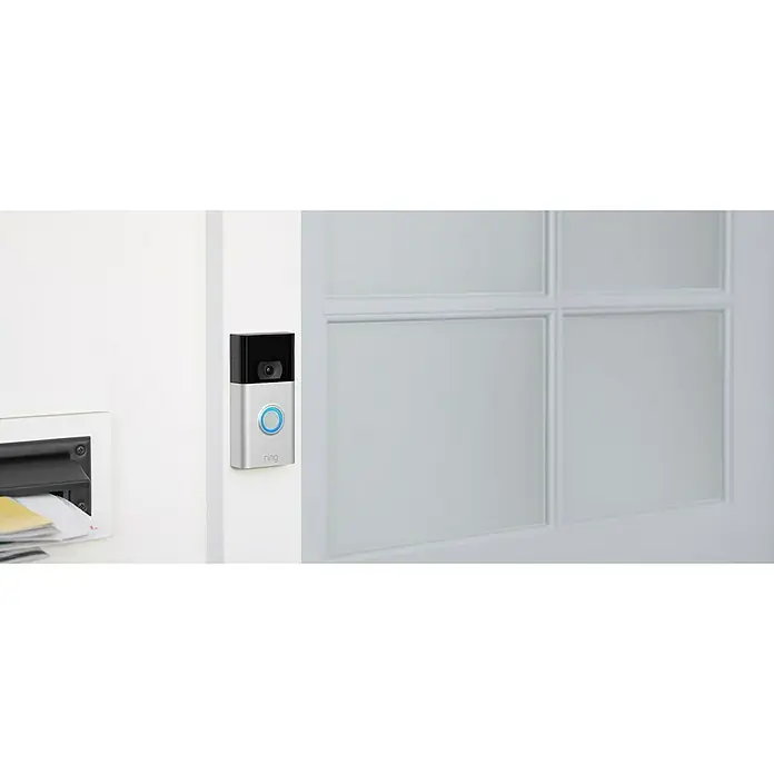 Ring Timbre con cámara Video Doorbell - Niquel - Primer plano de un timbre de vídeo Ring montado en una puerta junto a un buzón, mejorando la seguridad y la comodidad.