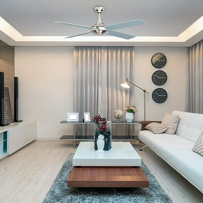 Arte confort Ventilador de techo Zen - Níquel mate, 132 cm, 55 W - Ventilador de techo con cuatro aspas en una sala de estar decorada modernamente.