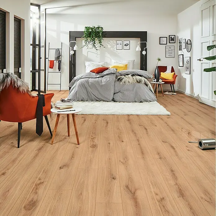 LOGOCLIC Laminatmuster Aquaprotect Sunset Oak - 290 x 200 x 8 mm, Landhausdiele - Einladendes Schlafzimmer mit hellem Holzboden, der Wärme und Eleganz ausstrahlt. Perfekt für eine gemütliche und stilvolle Atmosphäre.