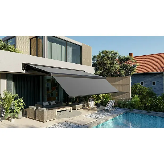 Sunfun Gelenkarmmarkise - Dunkelgrau, Breite: 3,95 m, Ausfall: 3 m - Graue Gelenkarmmarkise bietet Schatten und Komfort auf einer modernen Terrasse mit Gartenmöbeln und Pool.