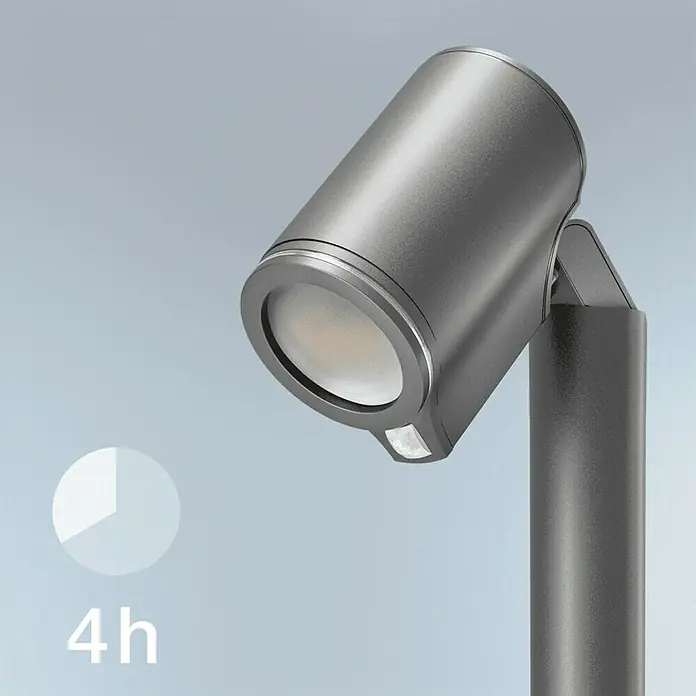 Steinel Lámpara de pie para exterior Spot Garden N - Color del marco: Antracita, Blanco cálido, 22,6 x 14 x 57,2 cm, Con bombillas - Primer plano de una moderna luminaria exterior de metal que emite un brillo cálido. Iluminación de acento para el jardín.