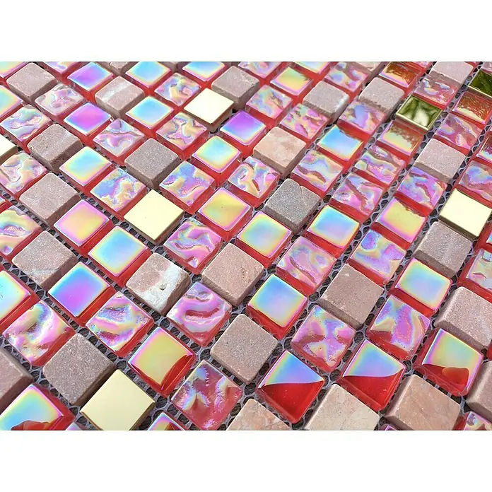 Mosaikfliese Quadrat Crystal Mix XCM M880N - 30,5 x 32,2 cm, Rot/Rosa, Glänzend - Nahaufnahme eines Mosaiks mit rosafarbenen, beigen und goldenen quadratischen Fliesen, die ein schimmerndes Muster für die Inneneinrichtung bilden.