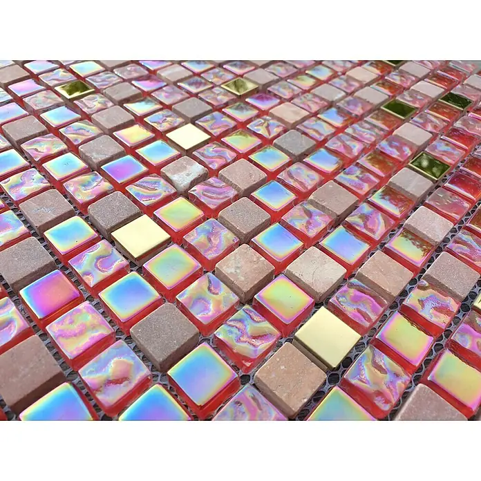 Mosaikfliese Quadrat Crystal Mix XCM M880N - 30,5 x 32,2 cm, Rot/Rosa, Glänzend - Nahaufnahme von schimmernden Mosaikfliesen mit verschiedenen Texturen und Farben, die ein einzigartiges Designelement für jeden Raum bieten.