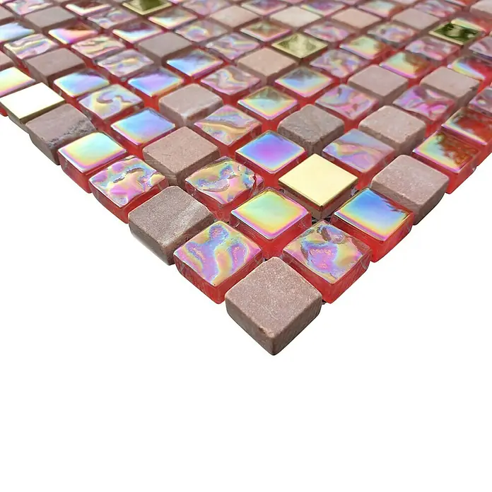 Mosaikfliese Quadrat Crystal Mix XCM M880N - 30,5 x 32,2 cm, Rot/Rosa, Glänzend - Nahaufnahme von schillernden quadratischen Mosaikfliesen mit roten und goldenen Akzenten, ideal für eine luxuriöse Inneneinrichtung.