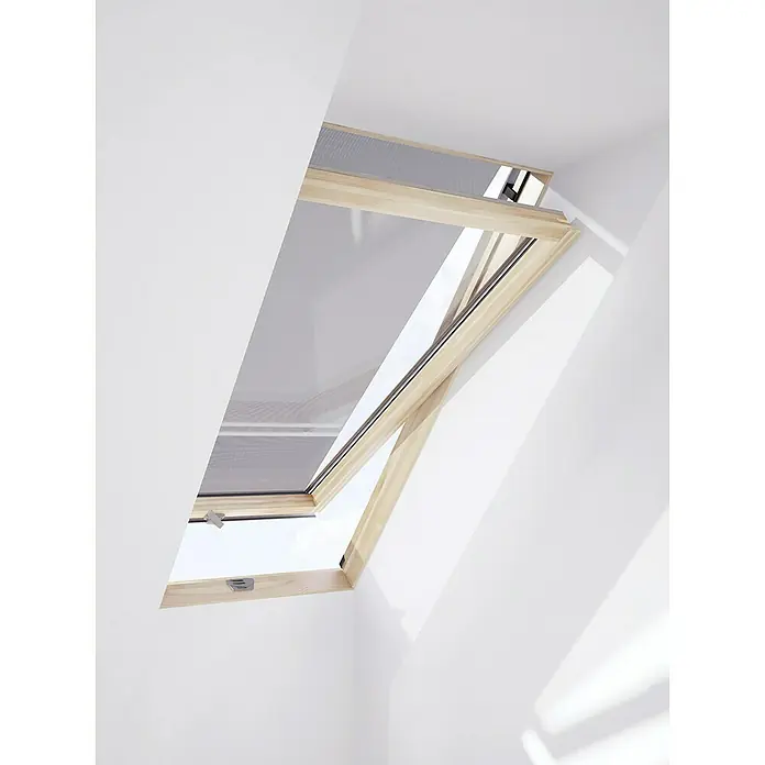 Solid Elements Dachfenster-Markise MIA - Passend für: Solid Elements Dachfenster, 55 cm, Schwarz - Dachfenster mit Holzrahmen in einem weißen Raum, teilweise geöffnet und mit einem Insektenschutzgitter versehen.