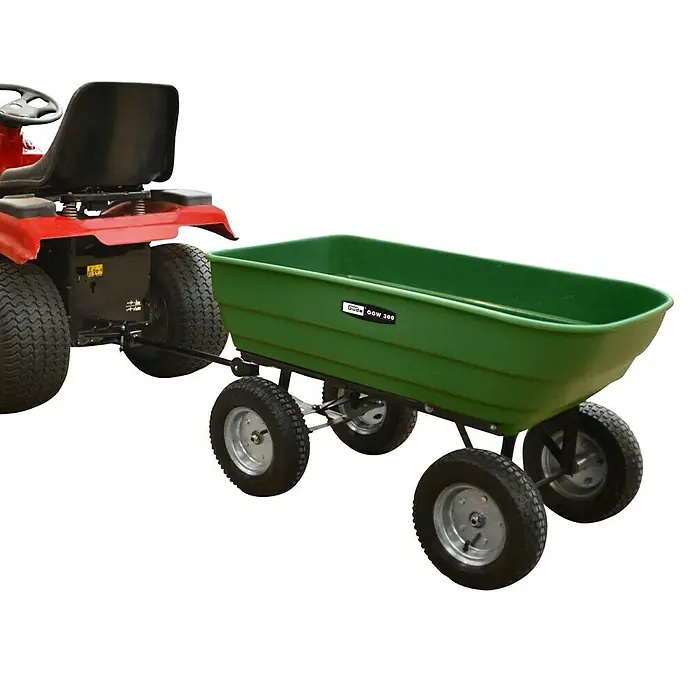 Güde Transportwagen Garten GGW 300 - 119 x 58,5 x 98,5 cm, 125 l - Ein grüner Gartenwagen mit sechs Rädern, der an einen roten Rasentraktor angehängt ist, ideal für den Transport von Gartenabfällen.