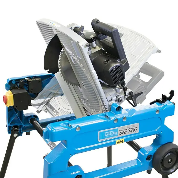 Güde Kapp- & Gehrungssäge GFO 1401 - 1.400 W, Durchmesser Sägeblatt: 216 mm, 5.000 U/min - Tisch-, Kapp- u. Gehrungssäge GFO 1401 von Güde. Die Säge ist blau und silberfarben und steht auf einem blauen Gestell mit Rollen.
