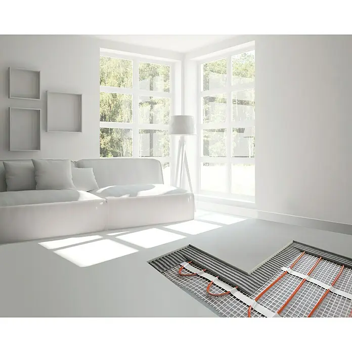 Admiral E-Power Fußbodenheizung Comfort - L x B: 25,4 x 0,5 m, Beheizbare Fläche: 12 m², 135 W - Bild eines Raumes mit Fußbodenheizung, die unter dem Bodenbelag installiert ist, wobei das Heizsystem deutlich sichtbar ist.