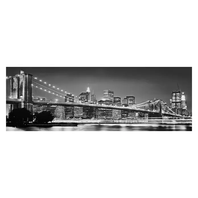Komar Into Illusions Fototapete Brooklyn Bridge - 2 -tlg., B x H: 184 x 248 cm, Vlies - Die Brooklyn Bridge erstrahlt im nächtlichen Schwarzweiß, ein ikonisches Bauwerk vor der Skyline von New York City.