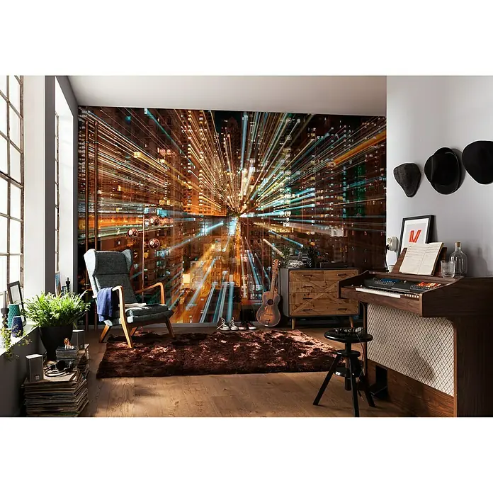 Komar Into Illusions Fototapete Fusion - 4 -tlg., B x H: 368 x 254 cm, Vlies - Ein Wohnzimmer mit einem großen Wandbild einer abstrakten Stadtansicht, einem Sessel und einem Keyboard. Die Kombination aus Kunst und Musik schafft eine entspannte Atmosphäre.