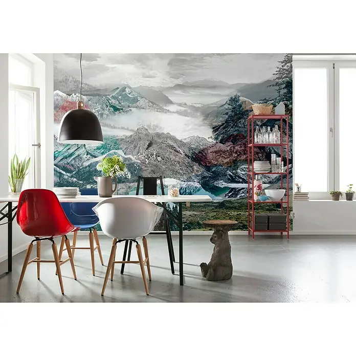 Komar Into Illusions Fototapete Up and Down - 4 -tlg., B x H: 368 x 248 cm, Vlies - Dekoratives Interieur mit auffälligem Wandbild, roten Regalen und einer Auswahl an farbenfrohen Stühlen um einen Esstisch.
