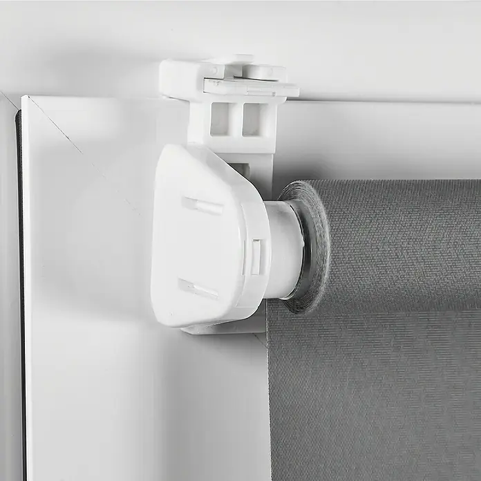 Estor enrollable Clip&Fix - An x Al: 45 x 180 cm, Blanco nieve - Primer plano de un soporte blanco de persiana enrollable con una persiana enrollada gris. Práctico y funcional para cualquier ventana.