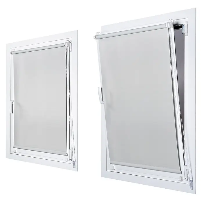 Estor enrollable Clip&Fix Opaco - An x Al: 60 x 180 cm, Marfil - Dos ventanas blancas con persianas enrollables grises, una cerrada y otra inclinada. Las persianas son una forma sencilla y eficaz de oscurecer.