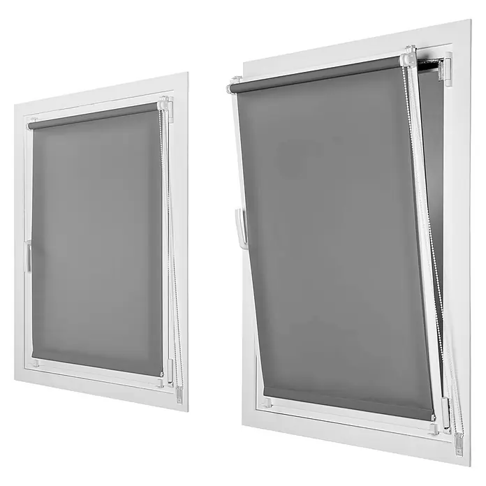 Estor enrollable Clip&Fix - An x Al: 45 x 180 cm, Asfalto - Dos persianas enrollables grises están instaladas en marcos blancos en las ventanas, ofreciendo un diseño elegante y funcionalidad.