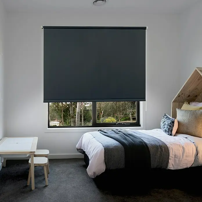 Estor enrollable Clip&Fix Opaco - An x Al: 45 x 180 cm, Grafito - Vista de una habitación infantil moderna con un estor enrollable gris opaco en la ventana para un sueño óptimo.