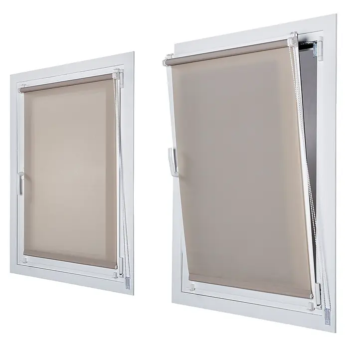 Estor enrollable Clip&Fix - An x Al: 45 x 180 cm, Piedra - Dos ventanas con persianas enrollables, una cerrada y otra inclinada, que muestran el producto: persianas enrollables.