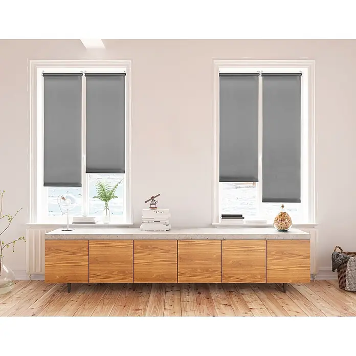 Estor enrollable Clip&Fix - An x Al: 45 x 180 cm, Asfalto - Persianas enrollables grises en una habitación moderna, que proporcionan privacidad y control de la luz. Las ventanas están equipadas con estores enrollables elegantes.